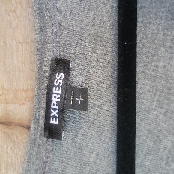 Express Gray Long Tee with Ruched Sides Size Small - Picture 3 of 6